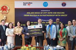 Australia hỗ trợ Việt Nam 490.600 liều vaccine '5 trong 1'