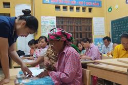Xây dựng niềm tin tạo động lực khuyến khích học viên tham gia lớp học xóa mù chữ