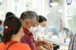 Người bệnh phải tự mua thuốc, vật tư y tế: Đề xuất điều kiện để được quỹ BHYT thanh toán