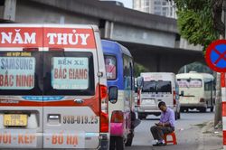 Hà Nội: 'Xe dù, bến cóc' hoạt động nhộn nhịp quanh bến xe Mỹ Đình