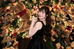 Hòa Minzy khoe ảnh Giáng sinh cực yêu, nhưng dân tình lại chỉ chú ý đến một điểm
