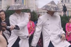 Nam ca sĩ Vpop mặc áo dài, đội nón lá trình diễn ở nước ngoài: Phản ứng khán giả khiến ai cũng bất ngờ