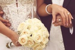 Tôi và đồng nghiệp cưới nhau, sếp bắt một trong hai phải nghỉ việc: Có đúng luật?