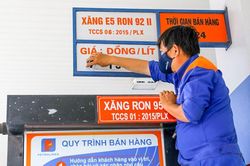 Giá xăng dầu đồng loạt giảm, RON95 xuống gần 21.400 đồng/lít