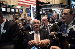Sau cuộc họp Fed: Dow Jones vượt 37.000 điểm lần đầu tiên trong lịch sử, giá dầu bật tăng
