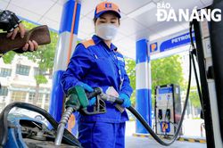 Giá xăng, dầu giảm gần 1.000 đồng/lít