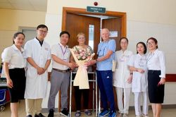 Thay khớp háng thành công trở về nước, bệnh nhân người Pháp gửi thư cảm ơn bác sĩ BV Trung ương Huế