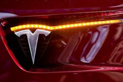 Nghịch lý của cổ phiếu Tesla
