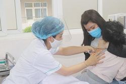 Bao giờ giải quyết được tình trạng thiếu vaccine tiêm chủng mở rộng?