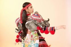 Pha xử lý tinh tế phần thi trang phục dân tộc của Ngọc Hằng nhận mưa lời khen