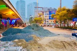 Xuyên đêm xén đảo cây xanh, vỉa hè nhằm giảm ùn tắc nút giao Ngã Tư Sở