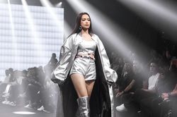 Hoa hậu Ngọc Châu làm vedette, thần thái catwalk những ngày cuối nhiệm kỳ thế nào?