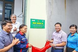 Trao nhà nhân ái cho công nhân Công ty Cổ phần Quản lý công trình đô thị Bắc Giang