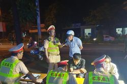Sau khi uống rượu bia, dắt xe máy qua chốt kiểm tra nồng độ cồn có bị xử phạt không?