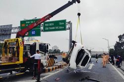 Hà Nội: Tài xế buồn ngủ lái ô tô tông 2 xe máy ở đường Vành đai 3 trên cao
