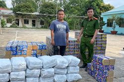Chở cả tấn pháo lậu từ biên giới về TPHCM thì bị bắt