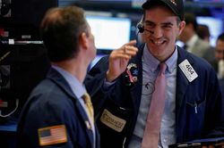 Chứng khoán Mỹ thăng hoa nhờ Fed, Dow Jones lại lập kỷ lục mới