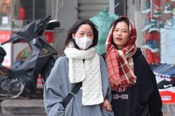 Không khí lạnh đổ bộ, người Hà Nội mặc áo ấm, quàng khăn kín mít ra đường