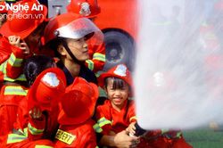 Người dân và học sinh Nghệ An trải nghiệm thực hành phòng cháy, chữa cháy