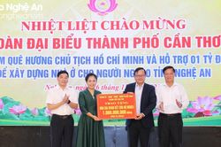 Đoàn công tác thành phố Cần Thơ trao hỗ trợ tỉnh Nghệ An 1 tỷ đồng xây dựng nhà ở cho người nghèo
