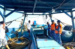 Vùng Cảnh sát biển 4 bắt giữ tàu vận chuyển 35.000 lít dầu DO trái phép