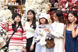 Không khí Noel rộn ràng đến sớm ở phố Hàng Mã