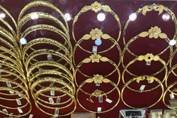 Điểm tin kinh tế - thị trường ngày 16/12/2023: Giá vàng trong nước tiếp đà tăng, trái ngược với thế giới
