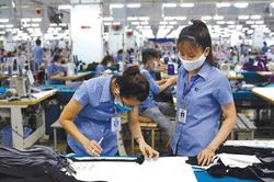 Thu nhập không đủ chi tiêu, 10% lao động nữ di cư phải đi vay nợ