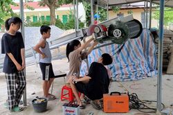 Máy vớt rác tự động của học sinh miền núi
