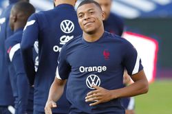 'Tình tay ba' giữa Mbappe, PSG và Real Madrid chưa có hồi kết