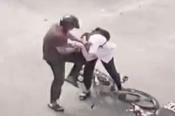 Người đàn ông liên tiếp dùng đầu gối, cùi chỏ đánh bạn của con ngay giữa đường