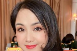 NSND Thu Hà trẻ đẹp với trang phục bộ đội, NSND Tự Long hạnh phúc bên 3 con