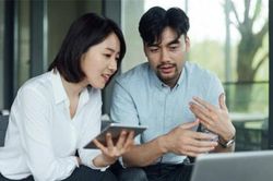 Phụ nữ trẻ và phụ nữ trưởng thành, đàn ông bị ám ảnh bởi ai? Hai người đàn ông nói sự thật