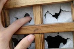 Giấy dán cửa sổ thời cổ đại rất mỏng manh, họ bảo vệ sự riêng tư như thế nào?