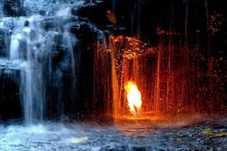 Thác nước kỳ diệu nhất thế giới có ngọn lửa ngàn năm tuổi ở dưới đáy nhưng vẫn chưa rõ nguyên nhân