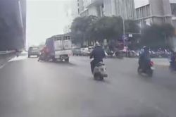 Tài xế xe tải tạt đầu, chèn ngã hai người đi xe máy rồi bỏ đi