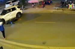 Nam sinh đi xe đạp điện đâm thẳng vào ô tô con