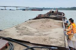 Cảnh sát giao thông bắt vụ hút cát trái phép trên sông Hồng