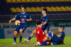 Thành tích 'lao dốc', HAGL có thay HLV Kiatisak?