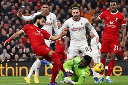 Onana thi đấu tuyệt hay, MU chơi thiếu người vẫn 'cầm chân' được Liverpool tại Anfield