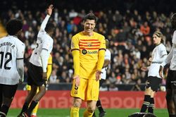 Barcelona tự đâm đầu vào tường