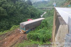 Xe đầu kéo biển số Lào rơi xuống vực, 2 người bị thương