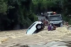 Ô tô Mercedes bị lũ cuốn trôi khi qua cầu tràn, hai người thoát chết