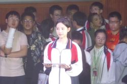 Chỉ vài giây lên nhận giấy khen, nữ sinh khiến con trai toàn trường thi nhau viết nhật ký: Tìm được crush thanh xuân rồi!