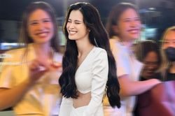 Lâu lâu đi hát, Đông Nhi tặng quà Giáng sinh sớm cho fan: Danh tính khiến ai cũng 'ngã ngửa'!