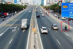 Bất chấp nguy hiểm, xe ôm lao vun vút lên đường Vành đai 3 trên cao bắt khách