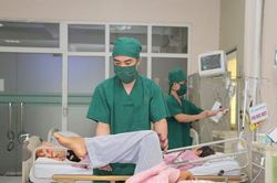 Cứu đôi chân bị liệt cho thanh niên 19 tuổi ngã từ độ cao trên 4m
