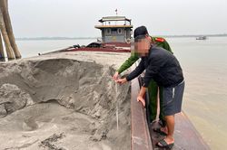 Khai thác trái phép lúc rạng sáng, chủ tàu cát 'bỏ của chạy lấy người' khi thấy Công an