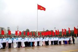 Đại biểu dự Đại hội Hội Sinh viên Việt Nam báo công, vào Lăng viếng Bác