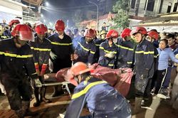 Clip đưa nạn nhân ở Thanh Hóa bị bê tông vùi lấp ra ngoài
